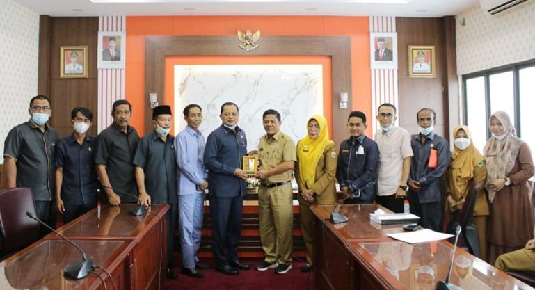 Tim Pansus II DPRD Pessel bersama Asisten I Setko Pariaman, Yaminurizal, Senin (18/4). (Dok : Istimewa)