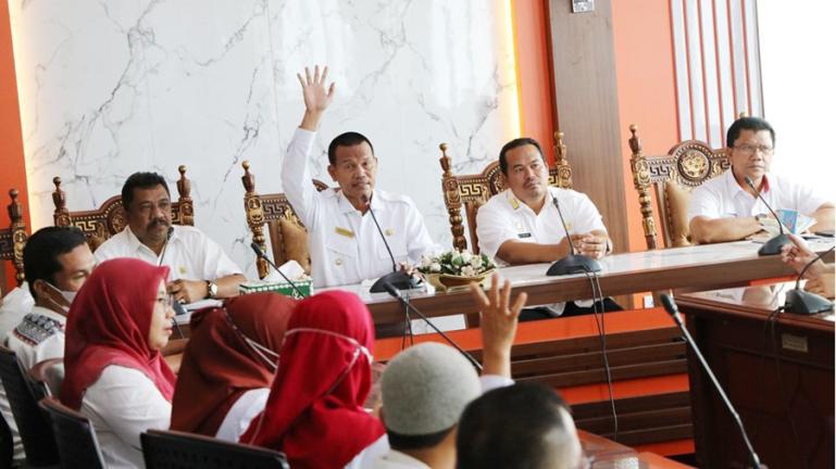 Wali Kota Genius Umar saat membuka acara Kiat-Kiat untuk Peningkatan Nilai Evaluasi SAKIP Kota Pariaman Tahun 2022 di Ruang Rapat Walikota, Rabu (20/4). (Dok : Istimewa)