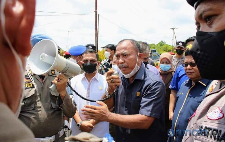 Ketua DPRD Dharmasraya, Pariyanto temui perwakilan mahasiswa dari AMD, saat sampaikan aspirasi, Jumat (11/4). (Foto : Anto)