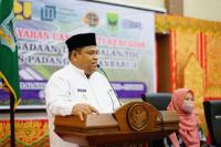 Bupati Suhatri Bur beri penjelasan saat penyerahan ganti rugi tanah yang terkena pembangunan Tol Padang-Pekanbaru, Jumat (8/4). (Dok : Istimewa)