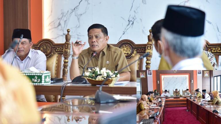 Asisten I Setko Pariaman, Yaminurizal pimpin rapat persiapan pelaksanaan salat Ied yang akan diadakan di Lapangan Merdeka di kota itu, Senin siang (11/4). (Dok : Istimewa)