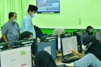 Wali Kota Pariaman, Genius Umar tinjau pelaksanaan ujian masuk Telkom University bagi siswa yang dapat program Saga Saja di dua SMP di kota itu, Sabtu siang (16/4). (Dok : Istimewa)
