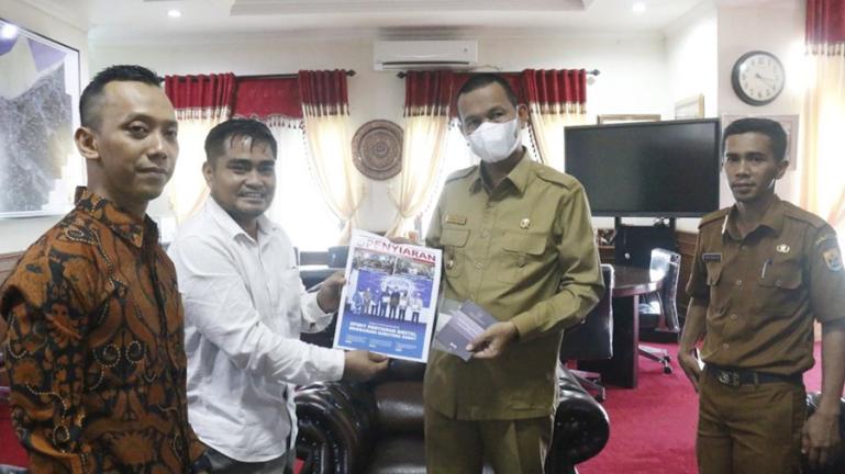 Walikota Pariaman Genius Umar saat menerima kunjungan ketua KPID Sumbar, Dasrul bersama tim di ruang kerjanya, Senin (18/4). (Dok : Istimewa)