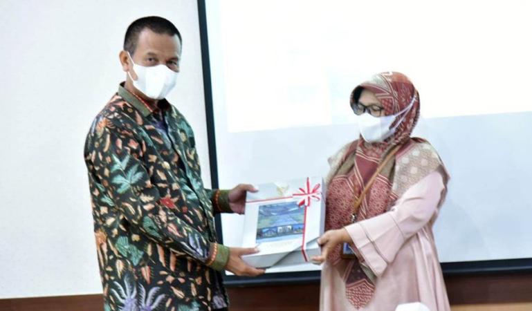 Kepala BPK RI Perwakilan Sumbar, Yusnadewi, serahkan penghargaan Opini WTP kepada Wali Kota Genius Umar, di Padang, Kamis siang (28/4). (Dok : Istimewa)