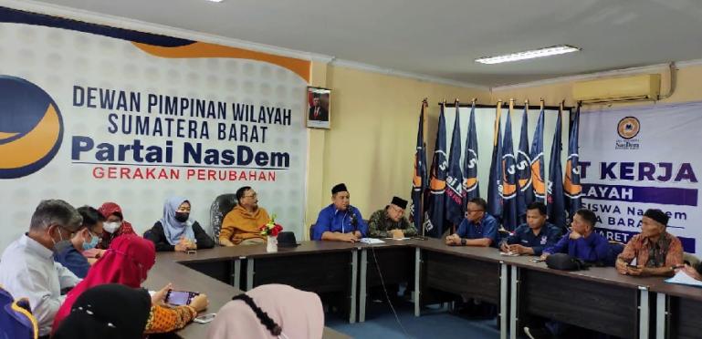 Dosen Jurusan Ilmu Politik Fisip Unand saat adakan pendidikan pengurus NasDem Sumbar dan kabupaten kota, Sabtu siang (23/4). (Dok : Istimewa)