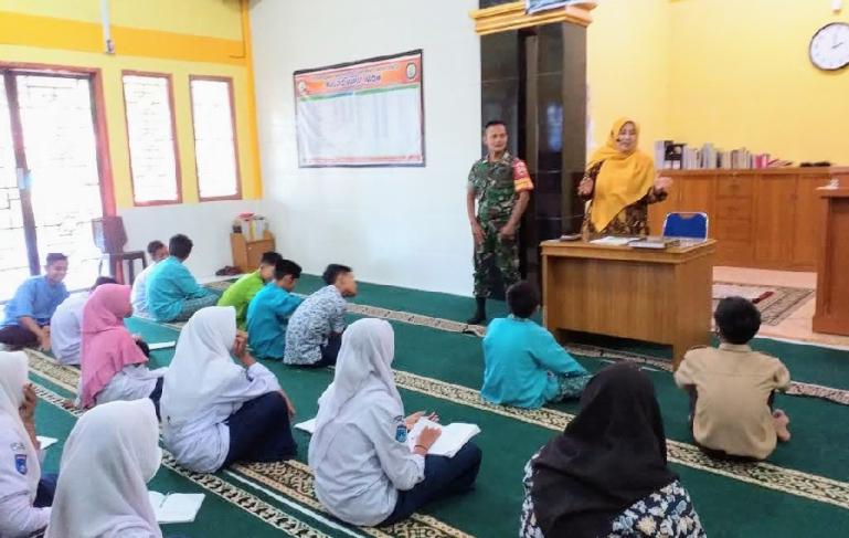 Serda Samsul berikan materi pelajaran pada siswa yang ikut pesantren Ramadan di Masjid Masjid Nurul Yakin  Kelurahan Gurun Laweh, Kecamatan Nanggalo, Padang. Jumat pagi (22/4). (Dok : Istimewa)