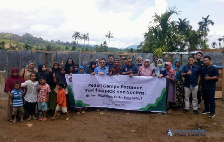 Ketua POGI Sumbar Dr dr Dovy Djanas SpOG KFM beserta pengurus bersama warga Jorong Bungo Tanjuang. (Foto : Fajril)
