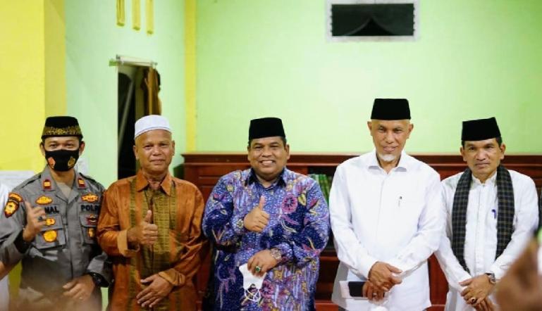 Bupati Suhatri Bur saat dampingi Gubernur Mahyeldi bersama tim saat Safari Ramadan ke Masjid Raya Cimpua Pasa Durian, Sabtu malam (16/4). (Dok : Istimewa)