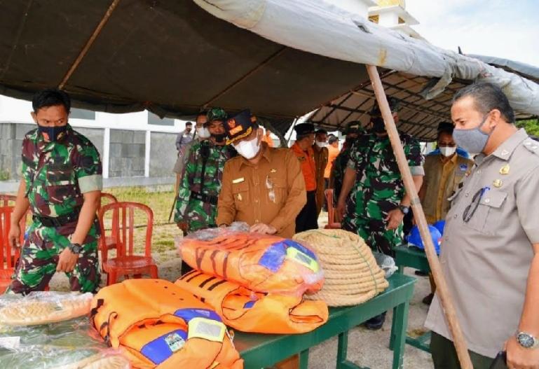 Wabup Rahmang memeriksa kondisi peralatan kebencanaan saat peringatan HKB 2022 tingkat Kabupaten Padangpariaman, Selasa (26/4). (Dok : Istimewa)