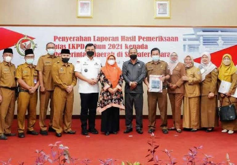 Ketua DPRD Dharmasraya Pariyanto dampingi Bupati Sutan Riska terima penghargaan WTP dari BPK Sumbar di Padang, Rabu, (26/4). (Dok : Istimewa)