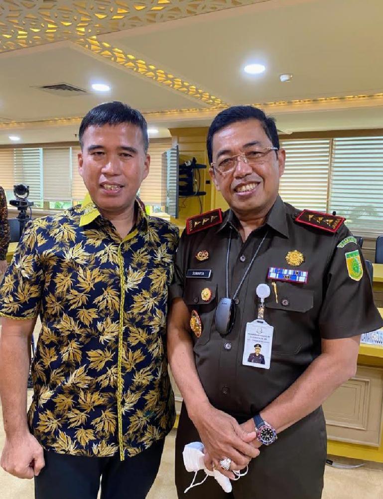 Anggota DPD RI, Alirman Sori bersama Wakil Kejaksaan Agung, RI, Sunarta di sela raker, Senin (4/4). (Dok : Istimewa)