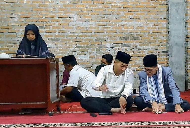 Wagub Sumbar, Audy Joinaldy bersama Bupati Limapuluh Kota, Safaruddin Dt Bandaro Rajo saat hadiri Safari Ramadan di Masjid Baabunnur di Simalanggang, Jumat malam (15/4). (Dok : Istimewa)