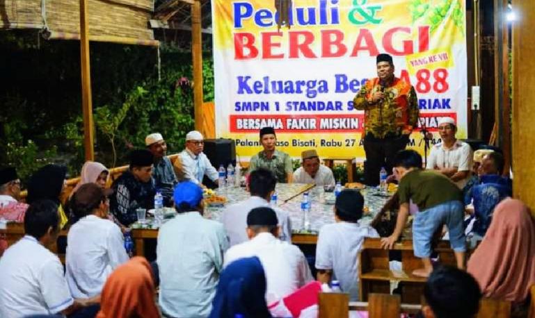 Suhatri Bur berikan motivasi kepada para alumni SMP 1 Standar Sungai Sariak 88, Rabu malam (27/4). (Dok : Istimewa)