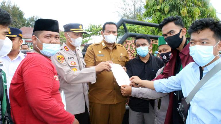 Sekko) Pariaman, Yota Balad bersama aparat Polisi, TNI, Satpol PP, Dishub saat temui para mahasiswa yang lakukan demo di depah Balaikota Pariaman, Senin (11/4). (Dok : Istimewa)
