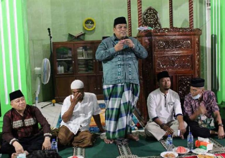 Bupati Suhatri Bur berikan penjelasan kepada jamaah Masjid Syuhada, Pasar Usang saat kunjungan Safari Ramadan, Selasa malam (12/4). (Dok : Istimewa)