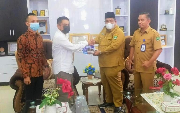 Bupati Padangpariaman, Suhatri Bur saat menerima Komisioner KPID Sumbar di ruang kerja bupati, Senin siang (18/4).