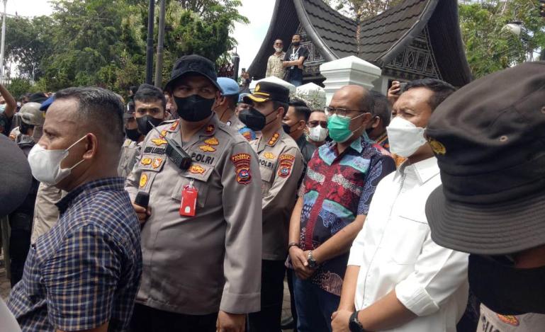 Ketua DPRD Sumbar, Supardi dan Kapolresta Padang, Kombes Pol Imran Amir saat mendatangi para mahasiswa yang berdemo di gedung DPRD Sumbar, Senin siang (11/4). (Dok : Istimewa)