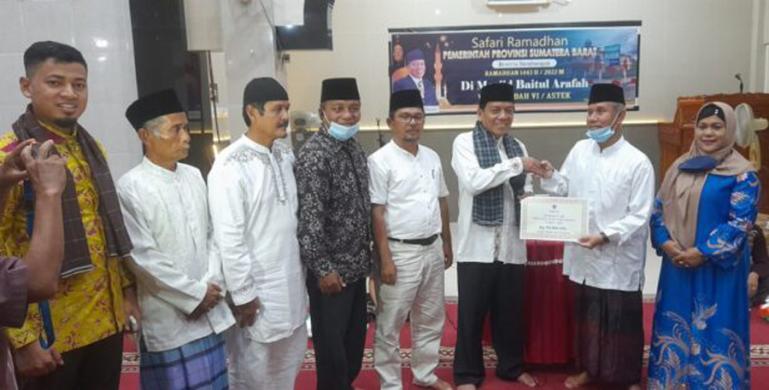Wakil Ketua DPRD Sumbar, Suwirpen Suib serahkan bantuan sebesar Rp50 juta untuk Masjid Baitul Arafah kepada pengurus masjid, Rabu malam (13/4). (Dok : Istimewa)