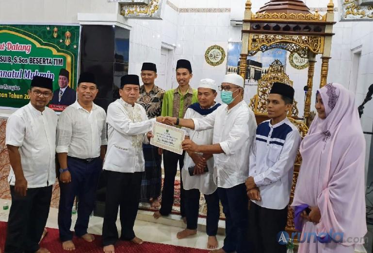 Wakil ketua DPRD Sumbar,  Suwirpen Suib secara simbolis serahkan bantuan dari Pemprov Sumbar sebesar Rp30 juta kepada pengurus Masjid Jannatul Mukmin, Jumat malam (15/4). (Foto : Arzil)