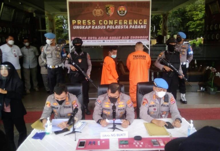Kombes Pol Satake Bayu Setianto dan Kapolresta Padang, Kombes Pol Imran Amir saat konpres penangkapan Kompol BA di Mapolresta Padang, Kamis siang (21/4). (Foto : Derizon)
