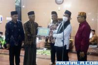 Wakil Rektor I UNP, Dr Refnaldi, S.Pd serahkan bantuan Pemprov Sumbar kepada pengurus Masjid Al Masjid Agung Al Muhsinin, Kota Solok, Senin malam (11/4). (Foto : Derizon)