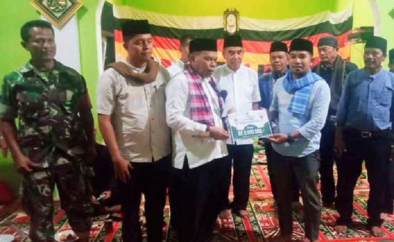Wabup Rahmang serahkan bantuan kepada pengurus Surau Ungku Kari, Sabtu malam (16/4). (Dok Istimewa)