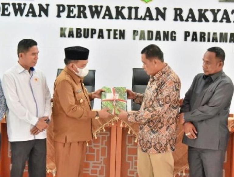 Wabup Padangpariaman, Rahmang serahkan nota LKPJ Kepala Daerah tahun 2021 kepada pimpinan DPRD di gedung dewan kabupaten setempat, Selasa (5/4). (Dok : Istimewa)
