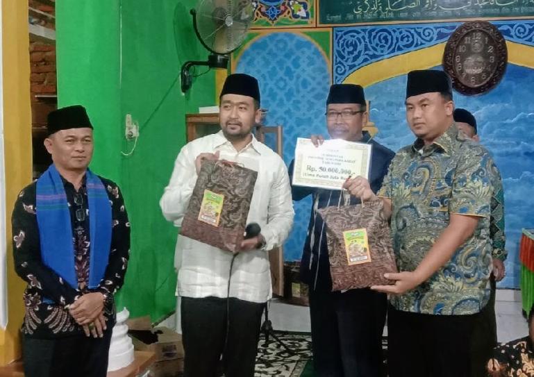 Wagub Audy Joinaldy saat berikan bantuan pemprov untuk Masjid Muhajjirin, Jorong Muaro Momong, Nagari Sungai Kabut,  Dharmasraya, Senin (11/4). (Dok : Istimewa)
