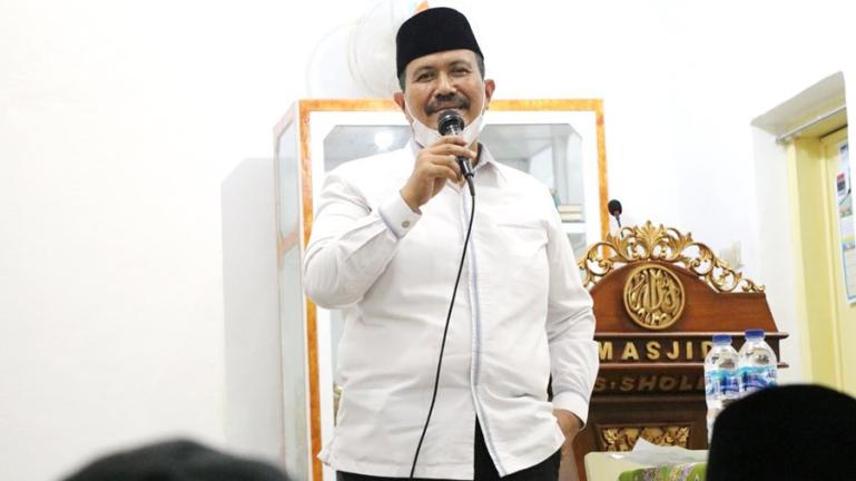 Wakil Walikota Pariaman, Mardison Mahyuddin sampaikan sambutan saat kunjungan TSR di Masjid As-Sholeh di Dusun Rawang, Rabu malam (13/4). (Dok : Istimewa)
