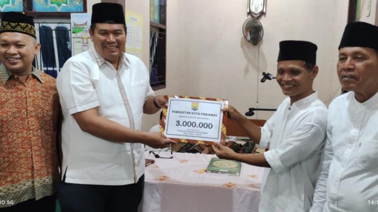 Sekko Yota Balad serahkan bantuan pemko kepada pengurus Musala Nurul Hidayah, Naras Hilir, Kecamatan Pariaman Utara, Kamis malam (14/4). (Dok : Istimewa)
