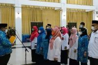 Bupati Suhatri Bur saat melantik Ketua  Yusrita Suhatri Bur sebagai ketua LKKS dan P2TP2A Padangpariaman, Kamis siang (14/4). (Dok : Istimewa)