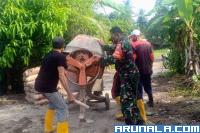 Tingkatkan Infrastruktur Lingkungan Pemukiman: Babinsa 06/KTN Bersama Warga Bangun Jalan Beton