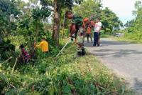 Penting Jaga Kebersihan Lingkungan Kawasan Koto Pulai: Babinsa Bersama Warga Bersihkan Sampah
