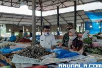 Antisipasi Kelangkaan Selama Ramadan: Babinsa dan Dinas Perdagangan Cek Kondisi Sembako dan Harga