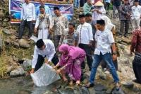 DKP Sumbar Restocking 15.000 Ekor Ikan di Danau Singkarak