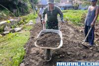 Pelda Afrizal Bantu Warga Buat Jalan Rabat Beton