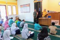 Pesantren Ramadan di Masjid Nurul Yakin Gurun Laweh Nanggalo: Peserta Antusias Dengarkan Bimbingan dari Babinsa