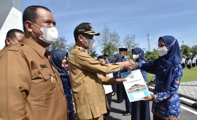 Wako Genius Umar serahkan SK pengangkatan CPNS dan PPPK di lingkup Pemko Pariaman, Selasa (17/5). (Dok : Istimewa)
