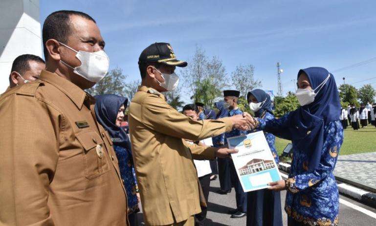 Wako Genius Umar menyerakan SK pengangkat kepada salah seorang CPNS yang diterima Pemko Pariaman, Selasa pagi (17/5). (Dok : Istimewa)