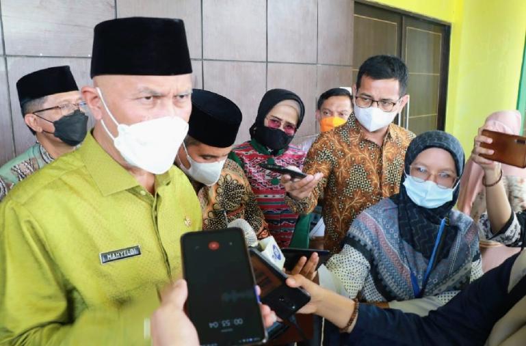 Gubernur Sumbar, Mahyeldi berikan keterangan pada wartawan terkait penyelenggaraan Haji di Embarkasi Padang beberapa hari mendatang, Kamis (19/5). (Foto : Derizon)