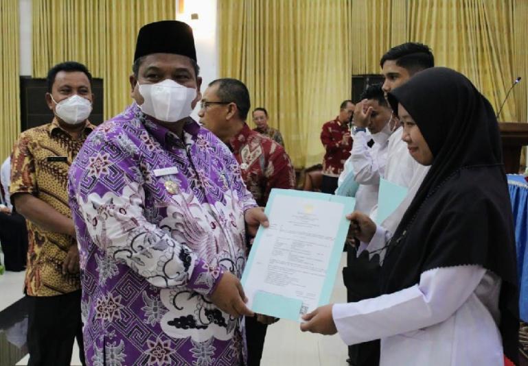 Bupati Suhatri Bur secara simbolis serahkan SK pengangkatan kepada CPNS yang diterima di Pemkab Padangpariaman, Kamis siang (12/5). (Dok : Istimewa)