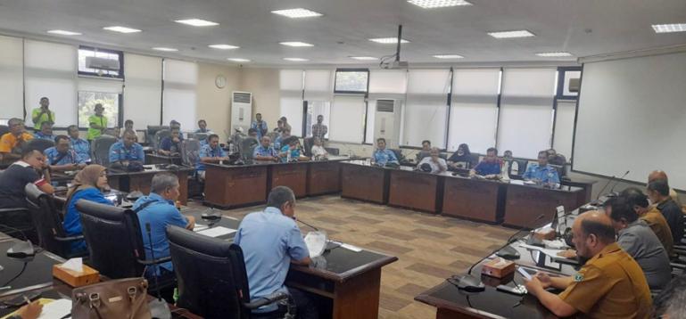 Puluhan pekerja dari KSPSI Sumbar adukan nasib mereka ke Komisi II DPRD terkait keberadaan UU Cipta Kerja, Senin siang (23/5). (Dok : Istimewa)