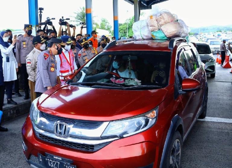 Kapolri Jenderal Polisi Listyo Sigit Prabowo saat memantau arus balik Lebaran di dermaga Bakauheni, Lampung, Sabtu (7/5). (Dok : Istimewa)