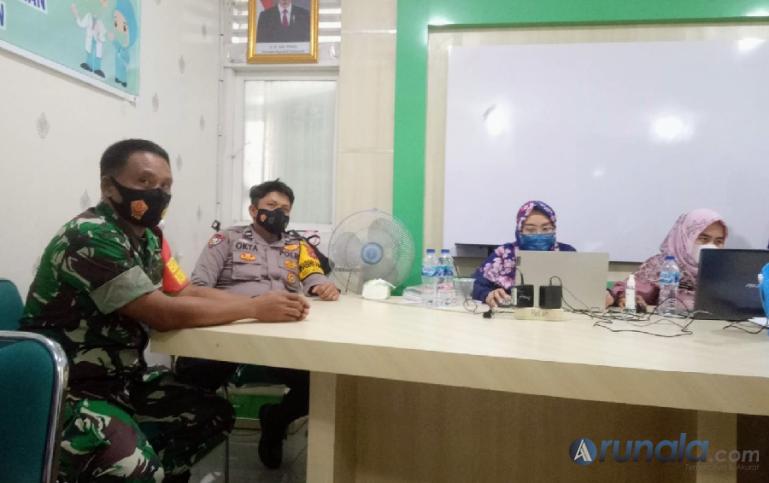 Babinsa Lubuk Minturun, Sertu M Syeh bersama Babinkamtibmas Aipda Dodi bertemu Kepala Puskesmas Air Dingin beserta jajarannya, soal aktifkan lagi giat vaksinasi di Puskesmas, Senin (9/5). (Foto : Derizon)