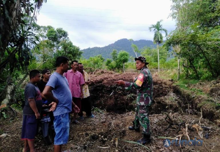 Babinsa Kelurahan Aia Pacah, Sertu Syaiful Jamal dan warga goro buat jalan baru menuju lahan SMA 17 Padang, kemarin. (Foto : Derizon)