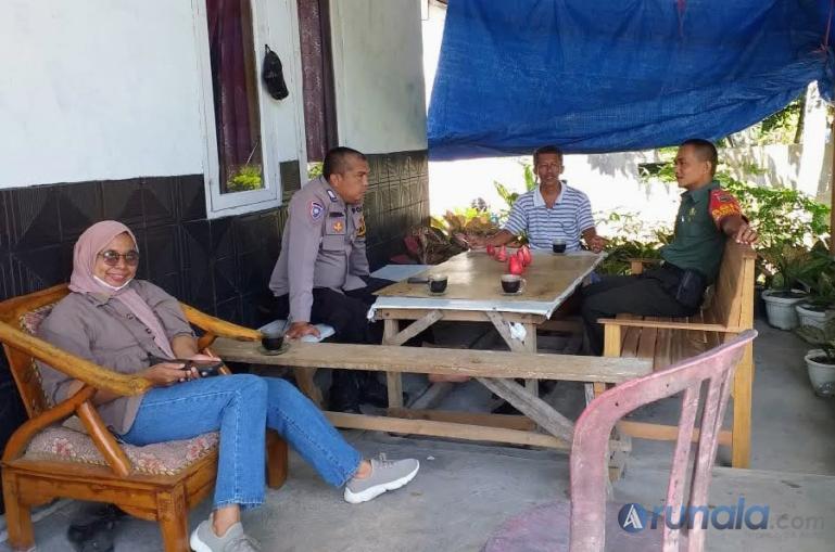 Anggota Babinsa Koramil 06/Koto Tangah, Serka Samsul saat Ketua Pemuda dan Ketua RT 02/RW 02 Kelurahan Gurun Laweh, Nanggalo, Kamis (26/5). (Foto : Derizon)