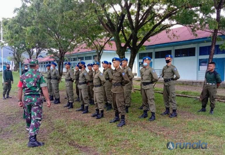 Babinsa Koramil 06/Koto Tangah, Serda Em Kenedi saat melatih PBB para siswa SMK 10 Padang, Rabu pagi (11/5). (Foto : Derizon)