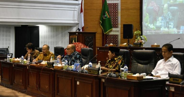 Tim Banggar DPRD Sumbar bersama TAPD gelar rapat pembahasan anggaran untuk tahun 2023 di ruang sidang utama gedung DPRD Sumbar, Selasa (10/5). (Dok : Istimewa)