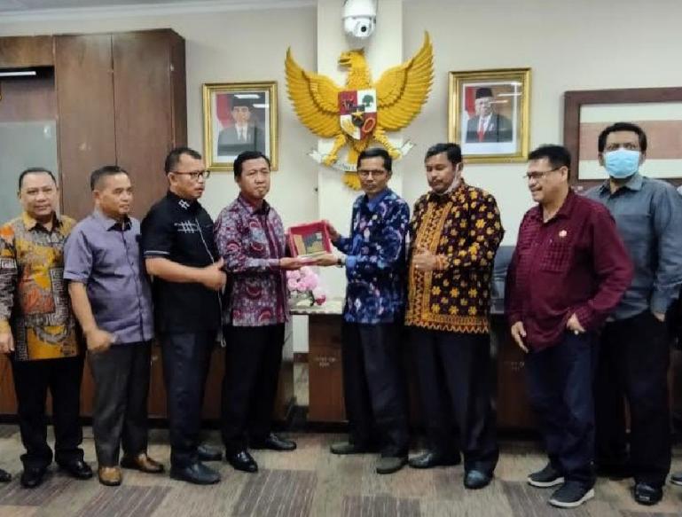 Sekretaris DPRD Sumbar Raflis, saat menerima kunjungan anggota Bamus dan BK DPRD Jambi, Kamis (12/5). (Dok : Istimewa)