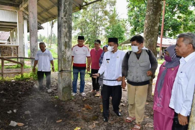 Wabup Rahmang semprotkan desinfektan pada kandang sapi untuk cegah PMK pada sapi kurban Pasar Hewan Sungai Sariak, Jumat (20/5). (Dok : Istimewa)